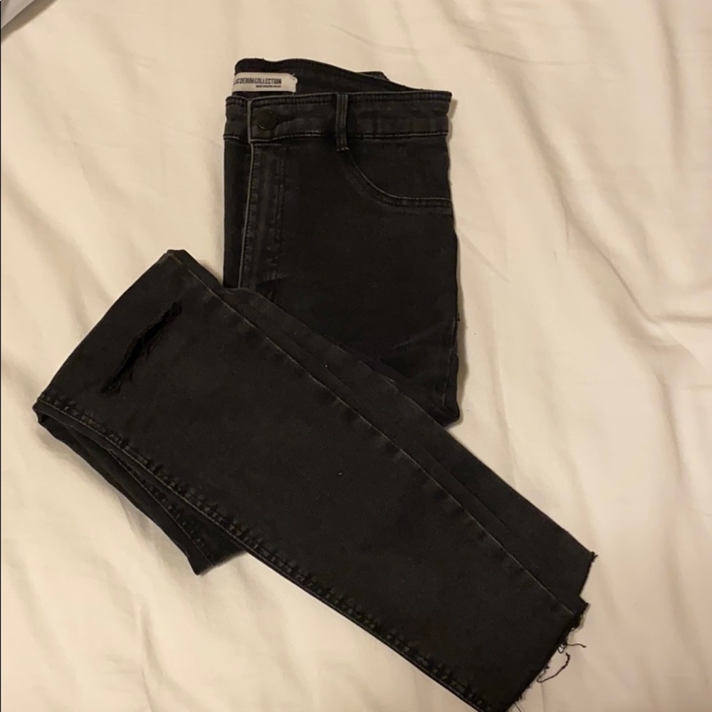 High wasted Jeans with rips on the knees